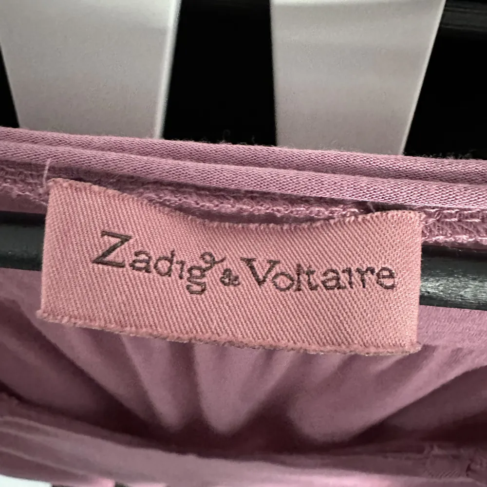 Cool Zadig Voltaire klänning mörk mättad rosa ton. Material mjuk cotton med tuffa metall detaljer i urringningan och fållen längst ned.    Nypris 5 000kr. Klänningar.