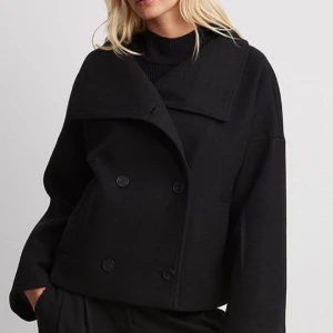 Jacka  - Kappa från NA-KD  storlek 34, i svart. Beställd den 28/12 så har inte blivit använd mycket då jag bestämde mig för en annan jacka ist. Inga defekter och som ny💕(går även att knäppa hela vägen upp till halsen som bild 3) Nypris 999kr, köp nu går bra! 