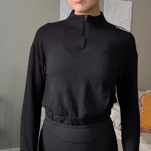 Gymshark tröja - Säljer min svarta croppade tröja som är SÅ SKÖN. Bra skick! 