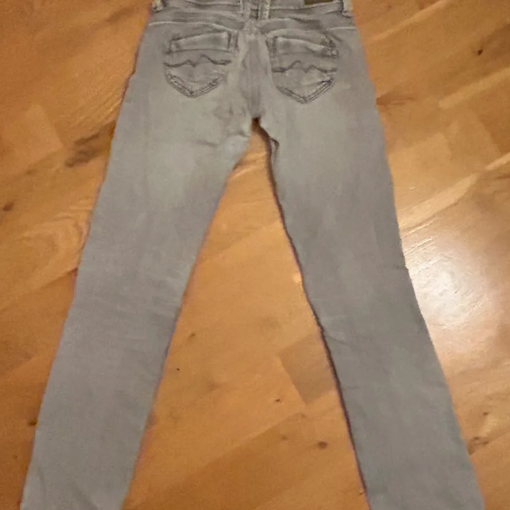 Gråa pepe jeans (Venus). Väldigt använda men ett litet hål där fram.💕 köptes för ungefär 700 kr på zalando ett tag sen.. Jeans & Byxor.