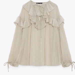 Zara blus  - Skit snygg blus från zara som är helt slutsåld! 