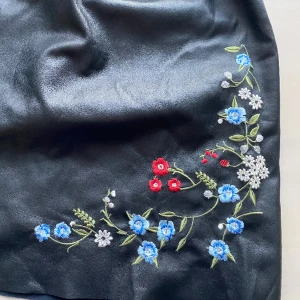 Svart kjol  - Svart kjol med blomstermönster. Använd ett fåtal gånger så i bra skick. Storlek 40.