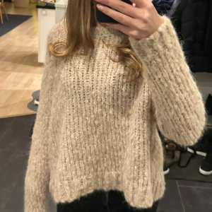 Stickad beige tröja från sibinlinnebjerg - En jätte fin oanvänd stickad tröja med lappar kvar från sibinlinnebjerg.  Storlek: XS 87% Alpaca Wool så den är väldigt lyxig och snygg. Ordinarie pris(som du kan se på bilden) är 1399kr men jag säljer den för endast 800☺️ Skrv för tex mer bilder!