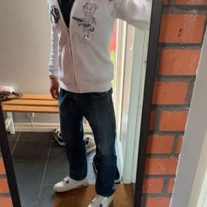 Rhinestone hoodie - Skitsnygg limited edition AIM FOR THE MOON hoodie. Nyskick, tvättad 1 gång, alltså knappt använd. Finns en liten defekt (bild 3) som liknar ett målat streck, hört av mig till producenten som menar att det ska vara så och att det inte går att göra något åt