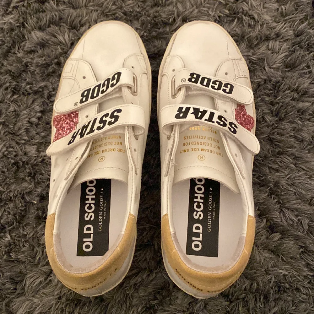 ett par helt oanvända golden goose skor, i storlek 38-39.. Skor.