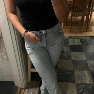 BLÅA JEANS🩵 - Jättesnygga ljusblåa jeans från Zara! Endast använda ett fåtal gånger, i toppen skick!☺️