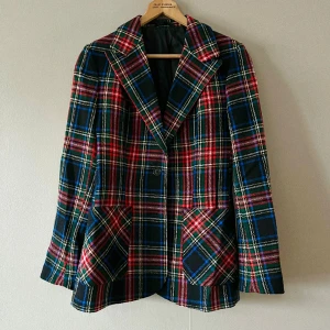 Kavajen från dina drömmar  - En helt störd, rutig, svensktillverkad kavaj. Perfekt för dina vivienne westwood-drömmar. Något figursydd men annars bara en enda dröm att bära. Gissar på en storlek M, jag har XS/S och den är något stor på mig. 