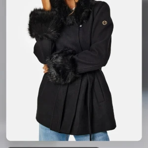 Hollies kappa - Har använt den några gånger förra vintern men den ser fortfarande ny ut. Pälsen på armarna går och ta av. Köpte för 1799 och säljer för 800