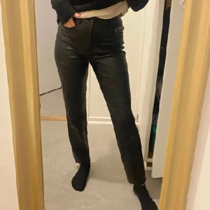 Läderbyxor - Snygga skinnbyxor från varumärket Only, i storlek S. Dem är Sparsamt använda och i bra skick 🫶🏽.