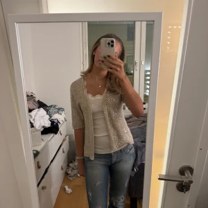 Sötaste glittrig kofta - Såå söt kofta i guld och glitter ✨✨ Den är öppen dvs med inga knappar! Från kappahl i strl 44/46 men passar mig som är 170 och har S! 