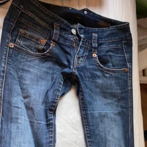 Lågmidjade jeans - lågmidjade jeans i bra skick. Ben 83cm, storlek 27/34. Passar mig som e 160cm men skulle passa längre också. pros kan diskuteras 