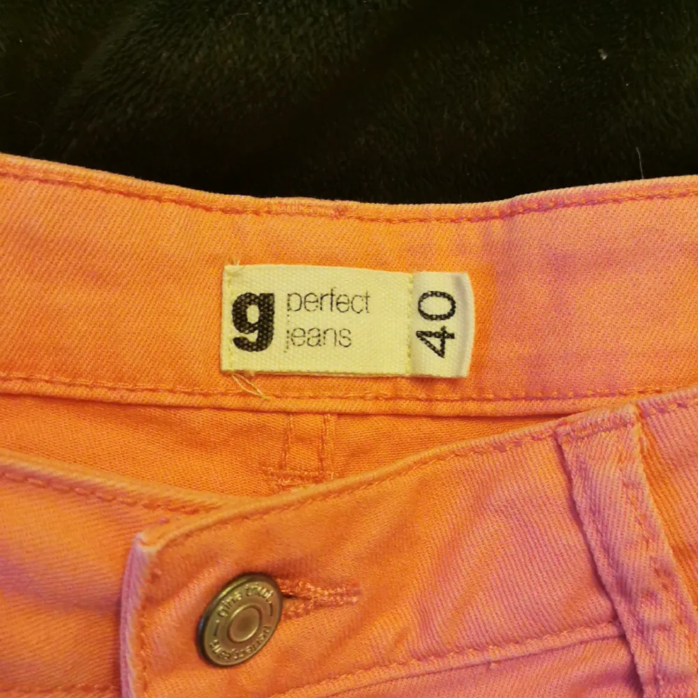 Knallrosa korta jeansshorts i lite stretch. Från gina, stl 40. Bredd 90 cm Innerbenslängd 5 cm. Shorts.