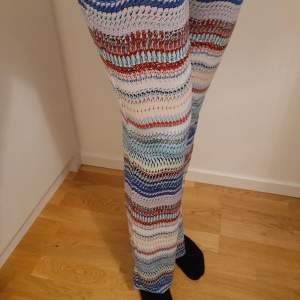 Supersköna missoni liknande byxor med skön passform. Mäter cirka 78cm innerbenslängd. 