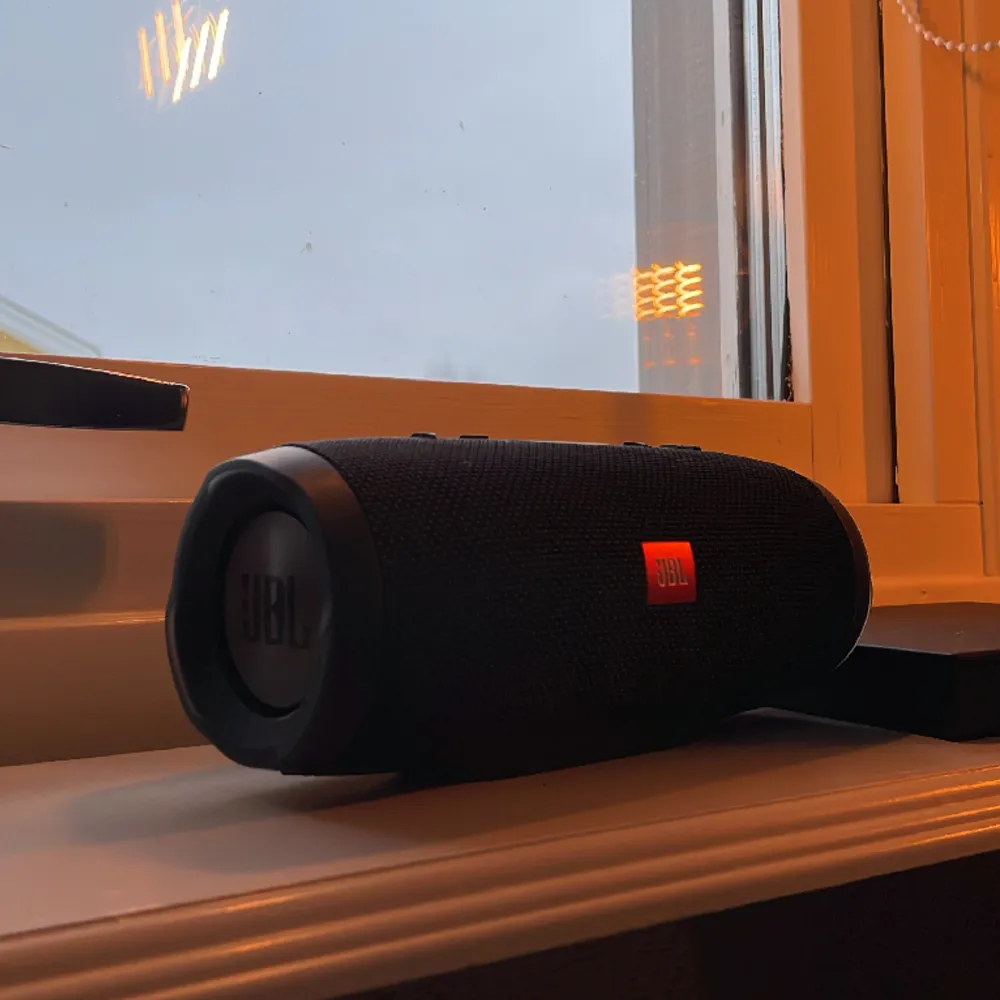En jbl som nästan är helt ny, den har fått lite vit färg på men går att ta bort. Jag köpte den för 1799kr Laddare ingår. Ställ gärna frågor om ni har några 😊 Ni betalar frakt. Muu.