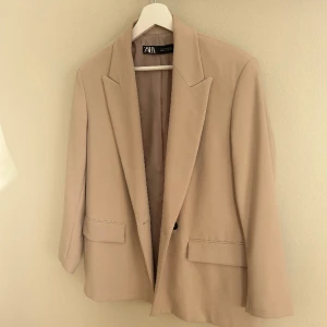 Blazer från Zara  - Säljer en beige oversized blazer från Zara i stl S. Använd ett fåtal gånger.