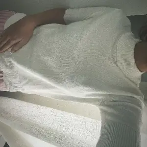 Min stickade trekvartsärmade tröja ifrån Vila har varit en favvo som inte längre kommer till användning. Det klisar och sticks INTE, superskön och fin! 