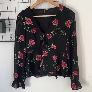 Väldigt fin blus från hm med blommor på! Inga defekter, skriv för fler bilder💗