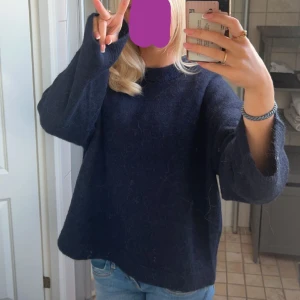 Mörkblå stickad tröja - Mörkblå stickad tröja från Gina! Endast använd en gång så verkligen i nyskick🩷 storlek M men passar även S
