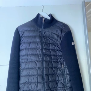 Moncler Cardigan size M - Säljer en moncler cardigan i storlek M perfekt till våren/sommarn. Såklart är den 100% äkta Har fler frågor hör bara av dig så svarar jag så snabbt jag kan!