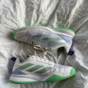 Tennis/padel skor - Tennisskor som tyvärr är för små. De är i storleken 39 och 1/3 men känns som 38or. Lite slitage på sulan men skorna räcker ett bra tag till beroende på användning!