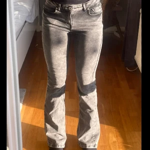 Jeans - Säljer mina gråa jeans från Kidsbrandstore i storlek 158 men passar mig i längden som är 164cm. Jeansen är inte så mycket använda, köpte de för 649kr men säljer för 249kr❤️