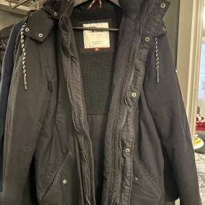 Vinterjacka Tommy hilfigher  - Vinterjacka Tommy Hilfigher för herr i bra skick 