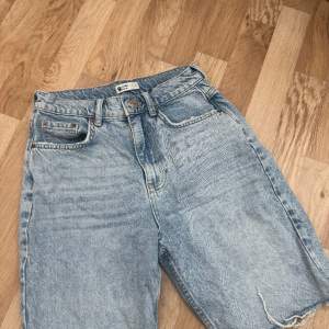Säljer dessa jeans shorts från gina tricot, finns ej kvar, storlek 34🥰
