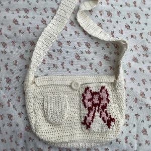 ‘Crochet bow bag’ - Den sötaste väskan 💋hela är gjord av ’Cotton garn’ + tapestry (märket) den är medel stor alltså typ exakt lika stor som en bok 🎀 perfekt till sin outfit och till små grejer, säljer den för 300 ⚡️