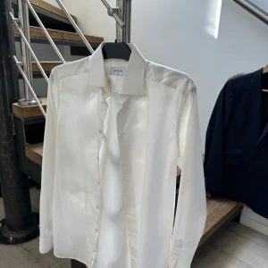Eton skjorta  - Vit Eton skjorta i bra skick! Storlek 38 slim Nypris 1800kr 