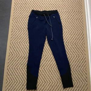 Ridbyxa blå - St 150 Skick: väl använd Används inte eftersom den har blivit för liten