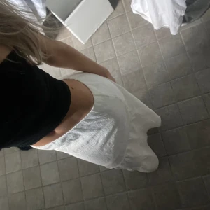 Vit långkjol🤍 - Säljer dennna super söta långkjol, fint skick sällan använd🤍