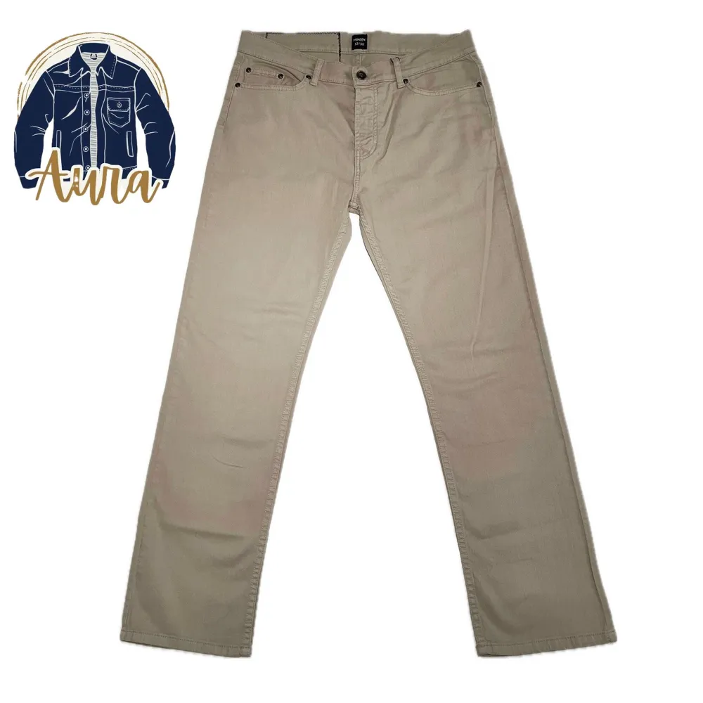 Sprillans nya jeans med fantastisk passform  i en stilren design. Utmärkt till sommaren. Finns att välja i flera olika storlekar (se nedan) använd storleksguiden bild 5  28/28🔴 30/30🔴 30/32🔴 30/34🔴 32/30🟢 32/32🔴 32/34🔴 34/30🔴 34/32🔴 34/34🔴 36/34🔴. Jeans & Byxor.