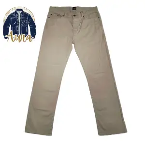 Sprillans nya jeans med fantastisk passform  i en stilren design. Utmärkt till sommaren. Finns att välja i flera olika storlekar (se nedan) använd storleksguiden bild 5  28/28🔴 30/30🔴 30/32🔴 30/34🔴 32/30🟢 32/32🔴 32/34🔴 34/30🔴 34/32🔴 34/34🔴 36/34🔴