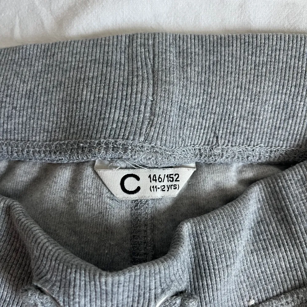 Säljer mina gråa mjukisbyxor från Cubus i storlek 146/152. Använda men inga stora defekter. Finns ej att köpa längre Pris kan diskuteras💓. Jeans & Byxor.