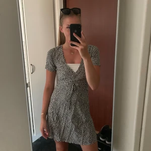 Sommarklänning - Superfin blommig klänning som man knyter från Nakd 🤍