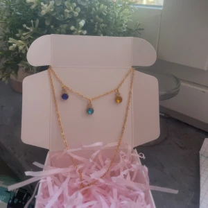 HALSBAND  - Välj färger helt själv + antal hängen. Gör alla i en längd men om du har en önskad längd på det kan du kontakta mig. Finns även armband i profilen.   Handgjord 💖