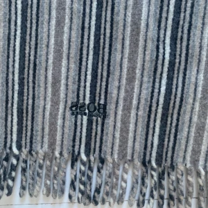 Hugo boss halsduk  - Den är i bra skick använd av min pappa när han var ung 