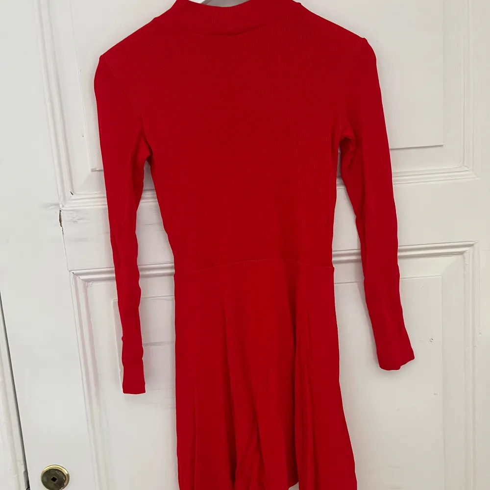 Röd klänning. Barnstorlek ca 14 år. Klänningar.