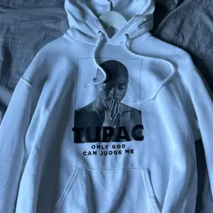 En fin hoodie med Tupac. Säljer billigt. 