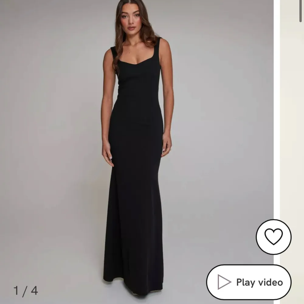 Jättefin svart klänning i nyskick, prislappen kvar! Kan använde som balklänning. ❤️”heartshaped evening dress” heter den på nellys hemsida.. Klänningar.