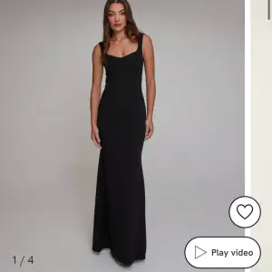 Jättefin svart balklänning i nyskick, prislappen kvar! Säljer då jag hitta en annan. ❤️”heartshaped evening dress” heter den på nellys hemsida.