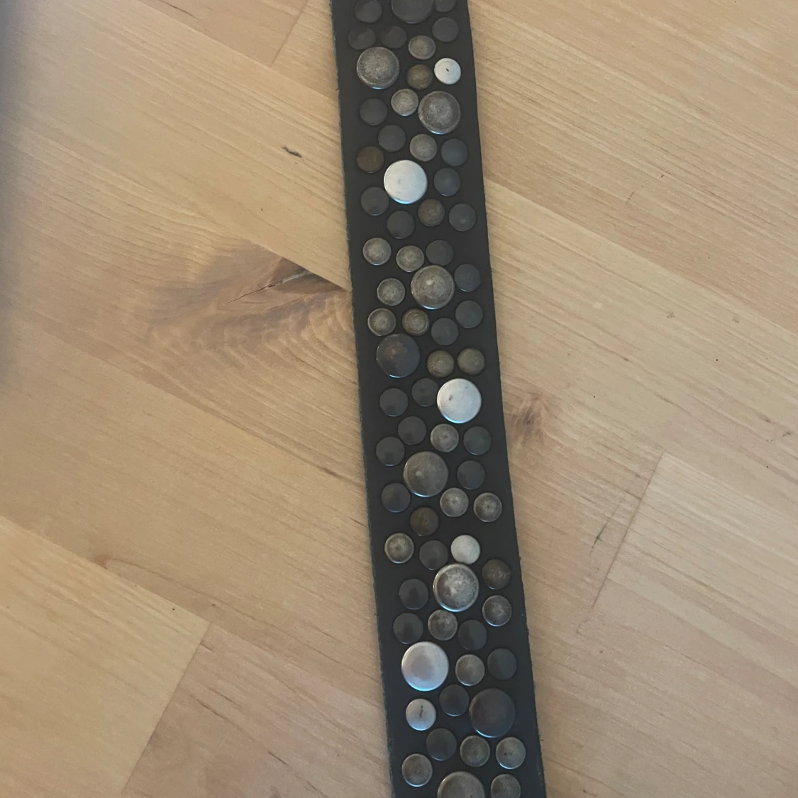 Bälte med nitar - 90