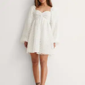 Säljer denna vita klänning från NA-KD x Lojsan Wallin. Perfekt till studenten eller nu i sommar. (Aldrig använd och prislapp kvar)