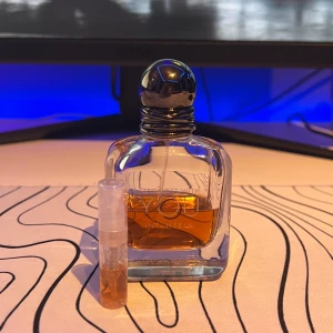 Stronger With You Intensely - Parfym Samples av Stronger With You Intensely. 1ml=25kr, 2ml=49kr, 3ml=75kr, 5ml=99kr, 10ml=189kr. 18kr frakt, betala med Swish eller köp på vår hemsida: totalscent.shop😁