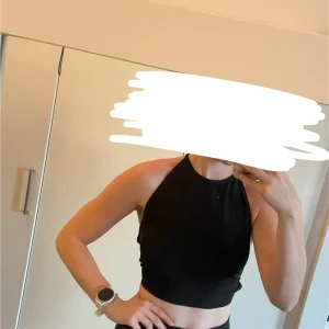Svart topp - Cropped svart top från NAKD, stl M men den passar även S då den är justerbar i ryggen. Aldrig använd endast testad.