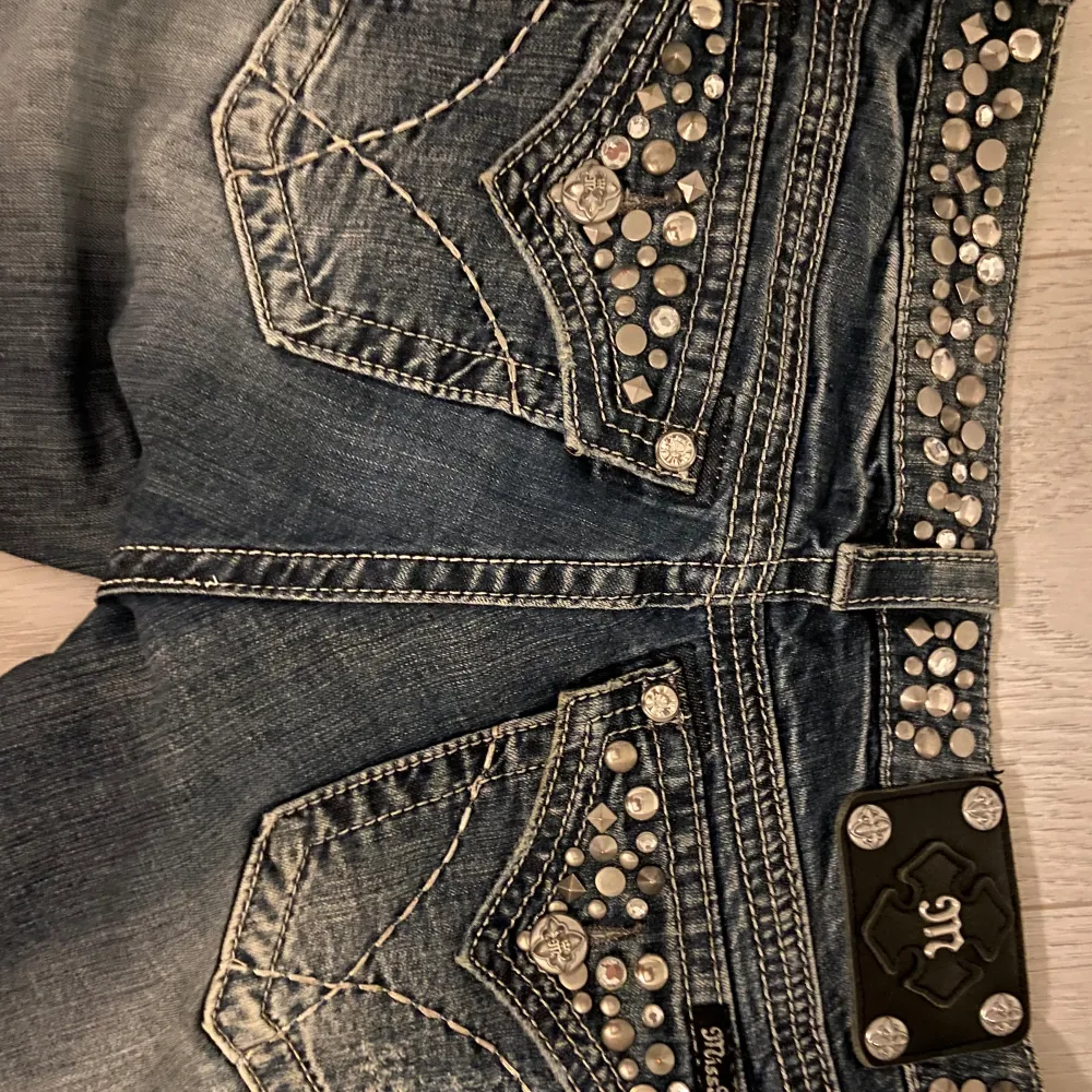 Ett par skit snygga miss me jeans. Jag köpte jeansen för ungefär 3 månader sedan på sellpy för 1500kr. Men nu har jag ändrat stil så de kommer tyvärr inte till användning. Använt ungefär 2-3 gånger. Finns flera bilder på så det är bara till att fråga. Jeans & Byxor.