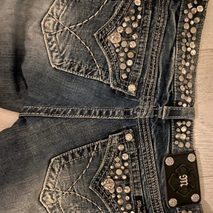 Miss me jeans - Ett par skit snygga miss me jeans. Jag köpte jeansen för ungefär 3 månader sedan på sellpy för 1500kr. Men nu har jag ändrat stil så de kommer tyvärr inte till användning. Använt ungefär 2-3 gånger. Finns flera bilder på så det är bara till att fråga