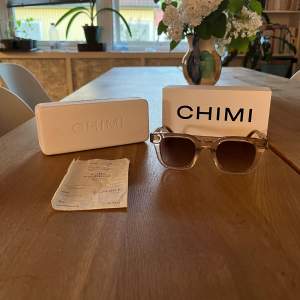 Ett par Chimi solglasögon i modell: 04 och färg: Ecru | skick 8.5/10 | allt og utan påsen ingår, finns även kvitto | öppen för byten! vid ytterligare frågor är det bara att skriva🙌🏼