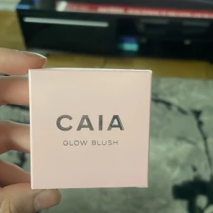 Caia glow blush pink lemonade - Helt ny Caia blush i färgen pink lemonade. Har inte öppnat paketet pga att jag köpte fel färg och slängde boxen som den kom i så kunde inte lämna tillbaks. Orginal pris är 265 men jag säljer för 180💗