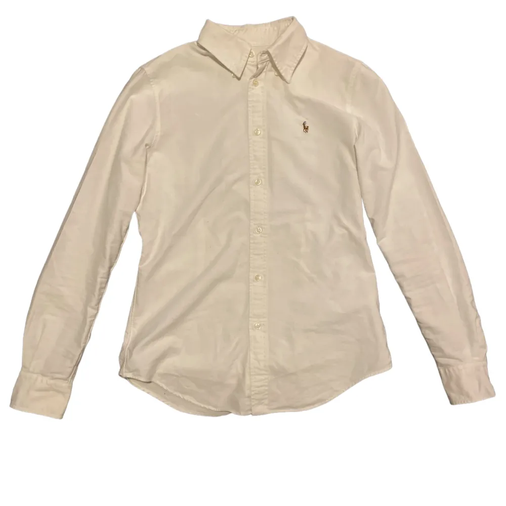 Galet fet Ralph Lauren skjorta som är riktigt stilig inför sommaren 🔥🔥🔥 8,5/10 skick och är bra kvalitet 👍Ser gul ut pga dåligt ljus. Skjortor.